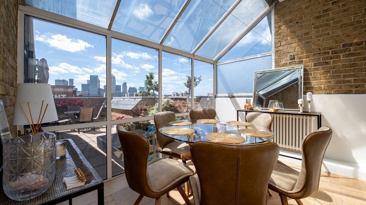 Lansbury Apartment | GuestReady-Trendy penthouse with terrace in London