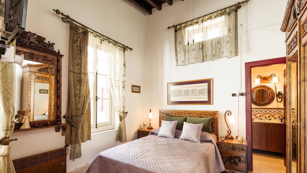 Yenisehir Bed & Breakfast | GUL HANIM HOUSE BOUTIQUE HOTEL RED ROSE ROOM in the walled city Nicosia