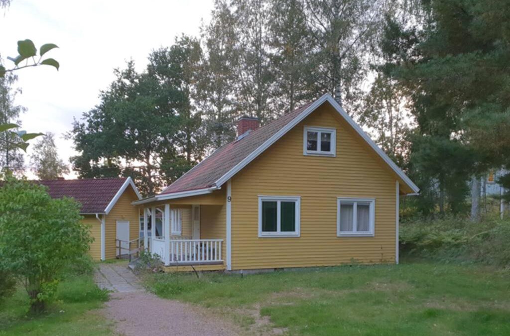 Leksand House | Gula Stugan, Skogsbo i centrala Leksand