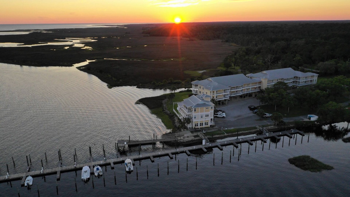 Steinhatchee Condo | Gulf Breeze Condo #107 - Wifi, Private Boat Ramp and Pool