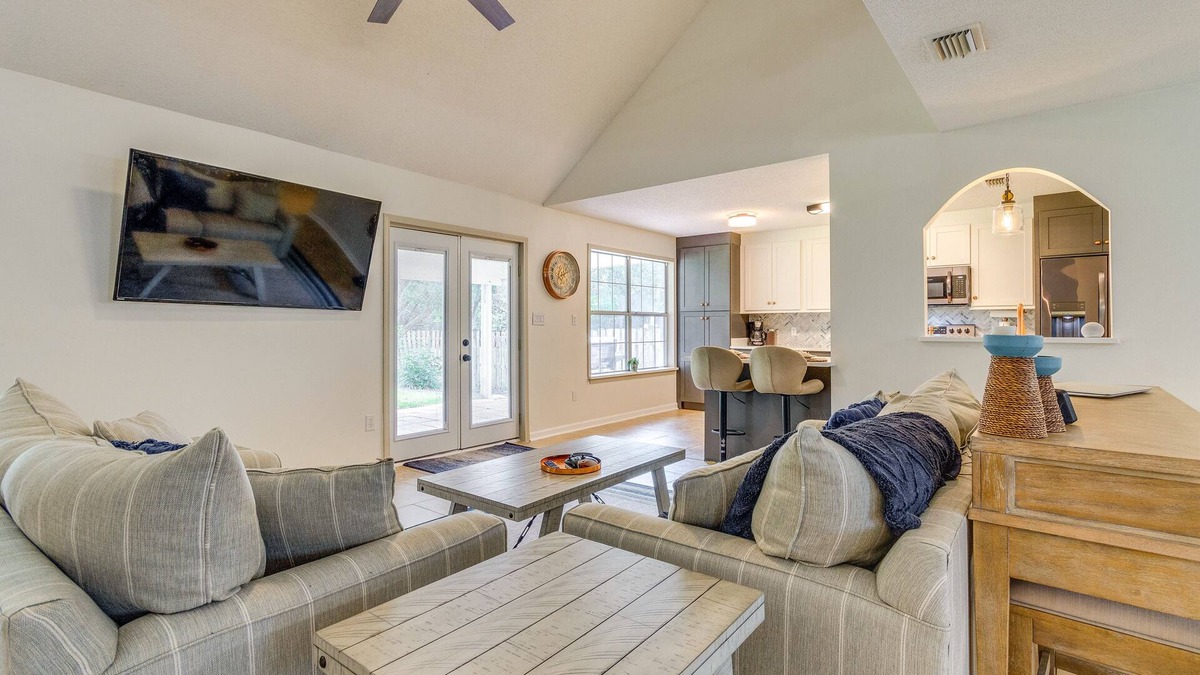 Gulf Breeze House | Gulf Breeze Home w/Screened Porch + Game Room!