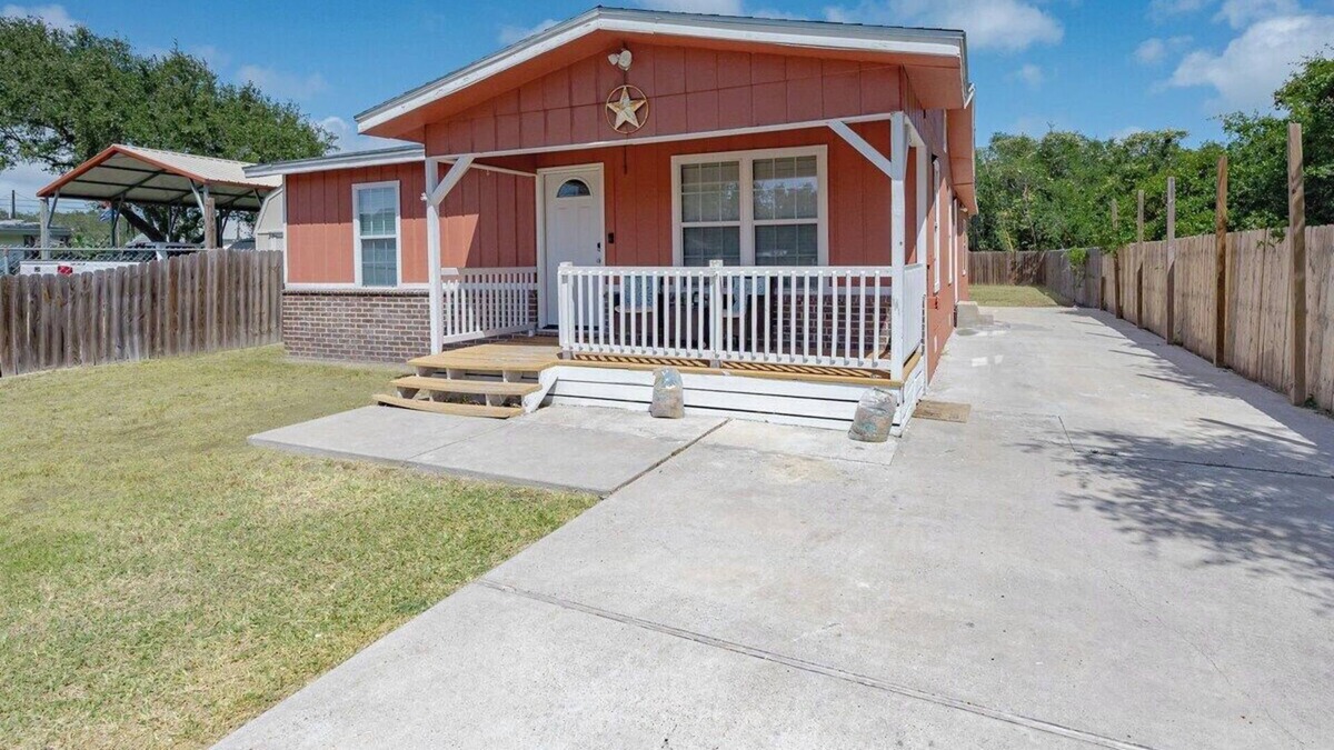 Aransas Pass House | Gulf Coast Oasis 3BR 2BA Pet Friendly Big Backyard