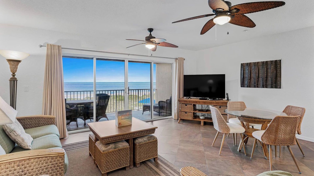 Independence Square Condo | Gulf Front Condo - Close to many restaurants!