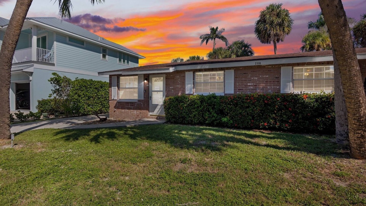 Holmes Beach House | Gulf Haven West! 5- minute walk to the Gulf!