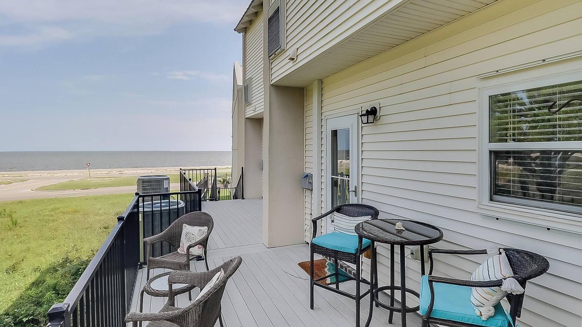 Long Beach Condo | Gulfviews, short walk to Beaches w Pool sleeps 4