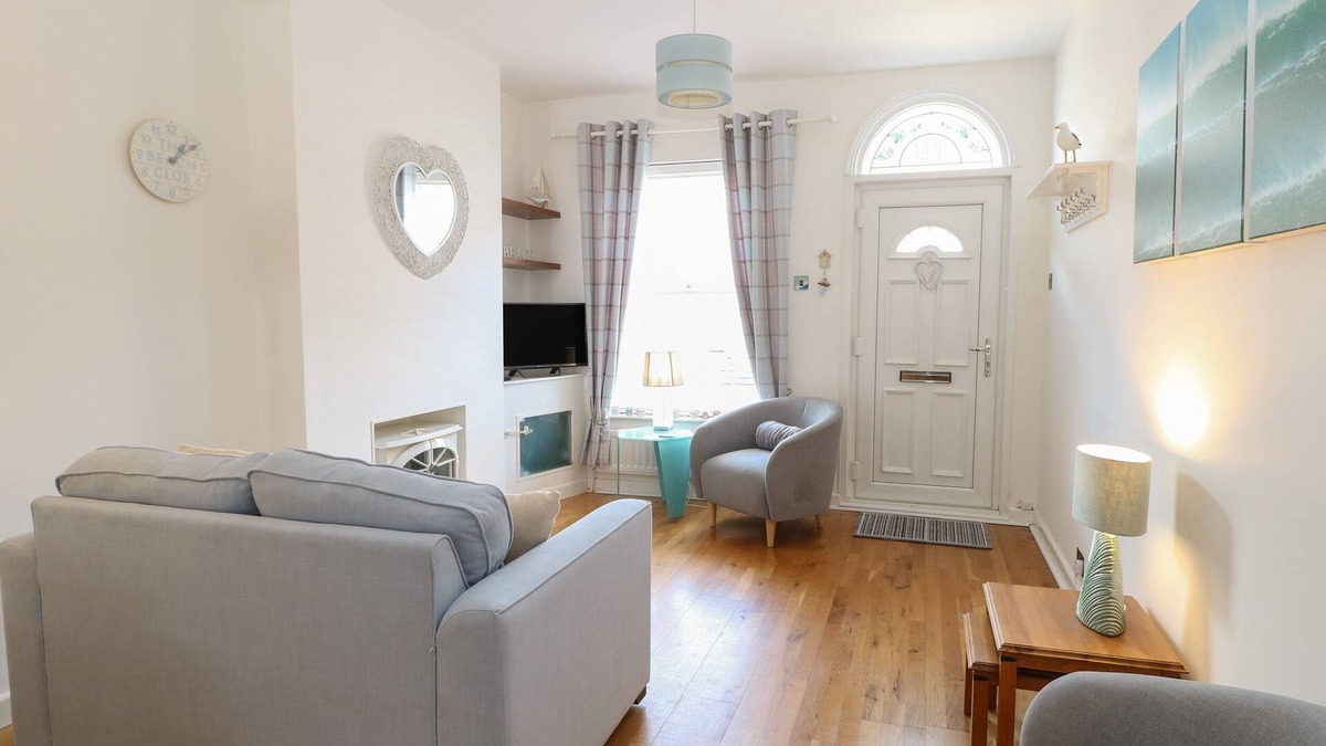 Lowestoft Cottage | GULL'S NEST, pet friendly, country holiday cottage in Pakefield