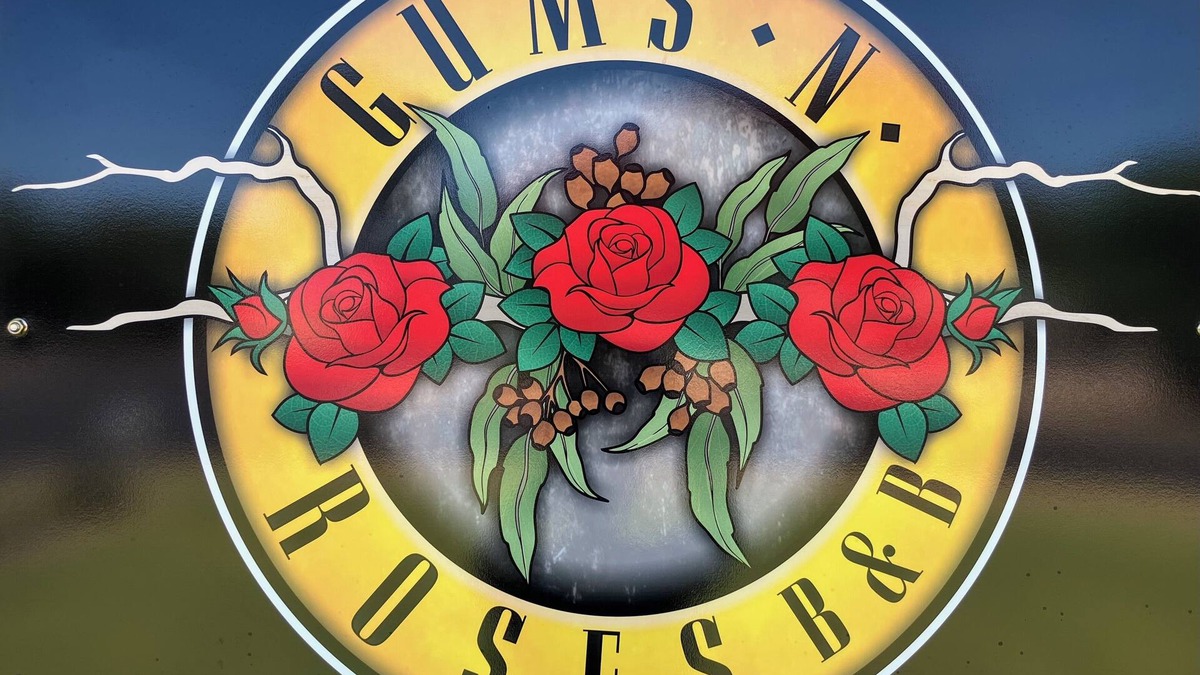 Tatiara Bed & Breakfast | Gums N Roses B&B Quiet & Central Location. Spacious For Family & Pet Friendly🌹