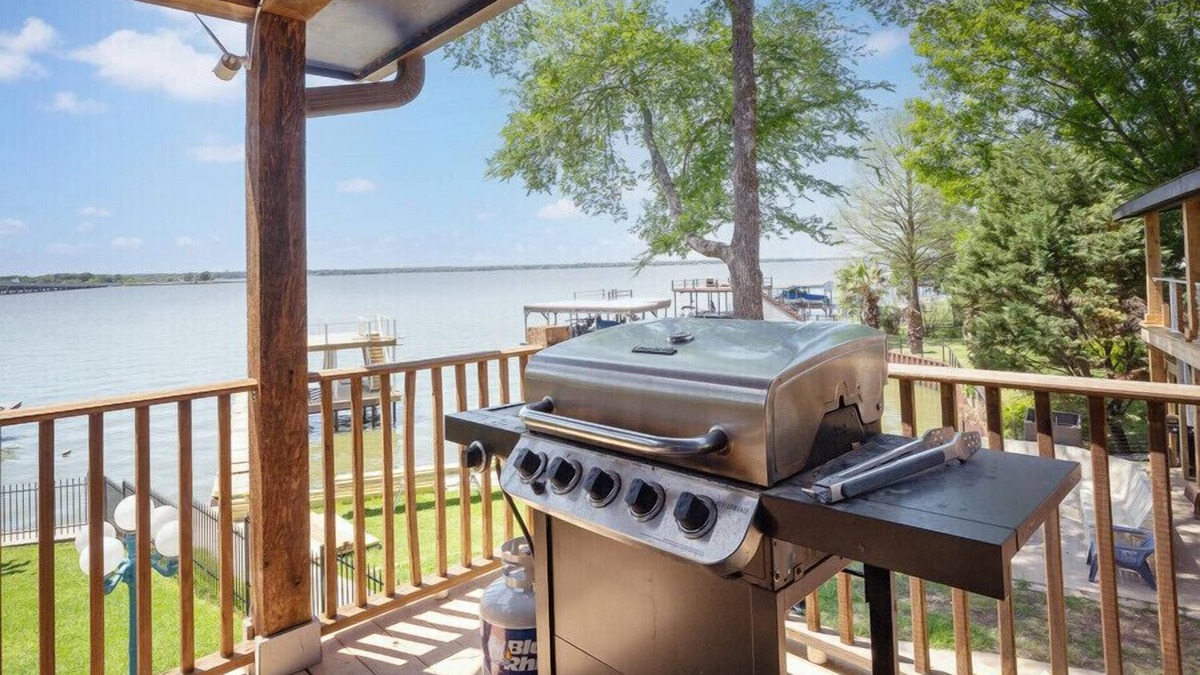 Cedar Creek Reservoir House | Gun Barrel Getaway-Waterfront, Hot Tub & Gameroom!