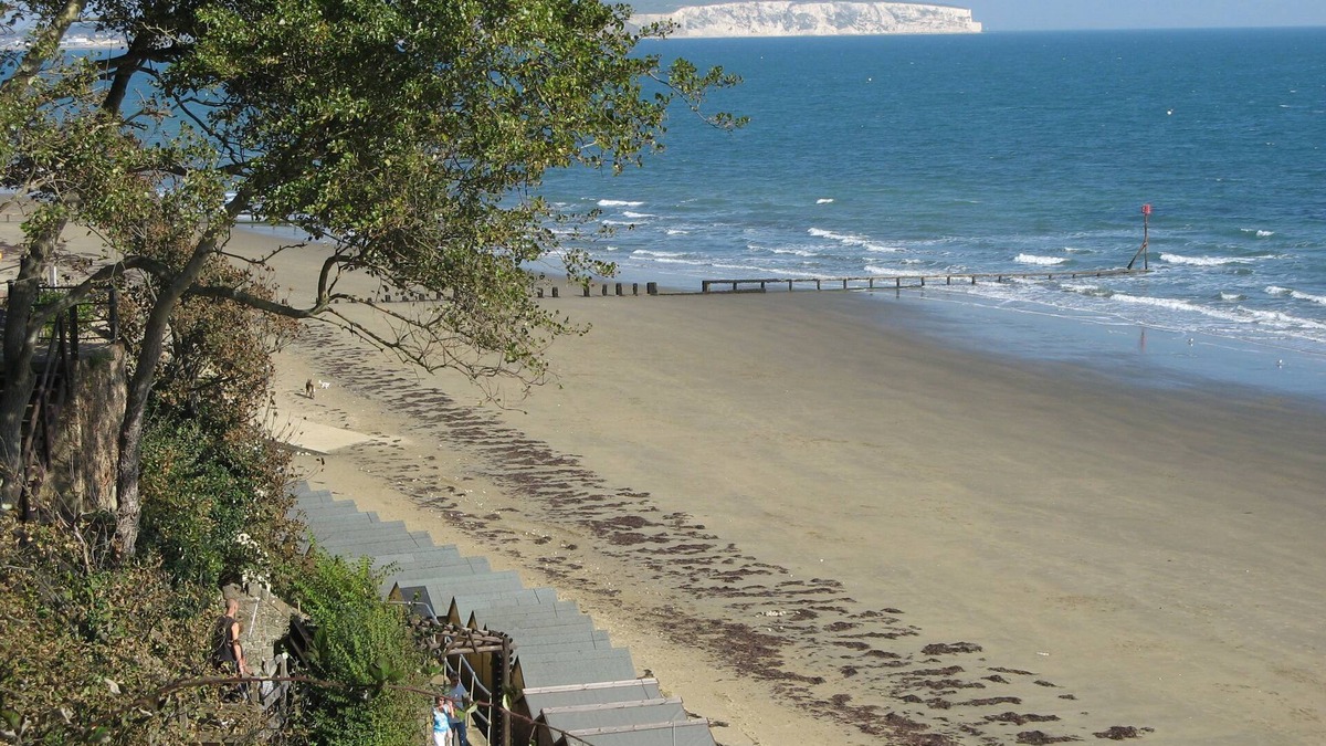 Shanklin Cottage | Gurnard At The Aqua - sleeps 6 guests in 3 bedrooms