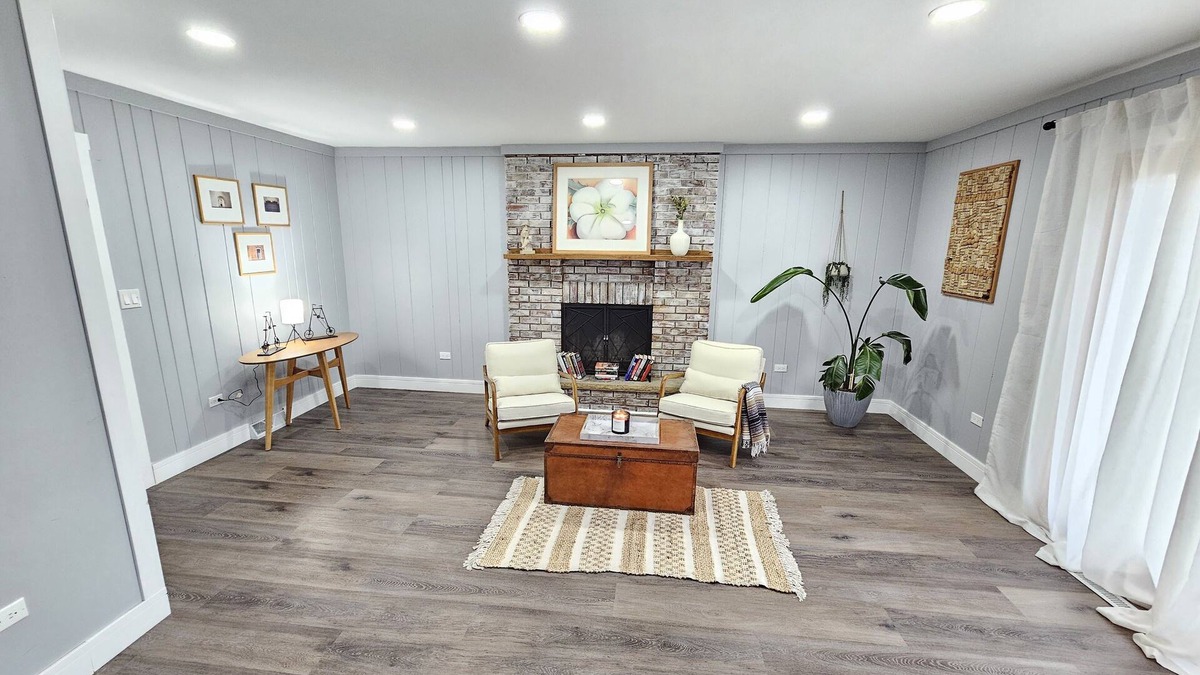 Gurnee House | Gurnee Getaway: Modern Oasis Near Six Flags & Naval Base!