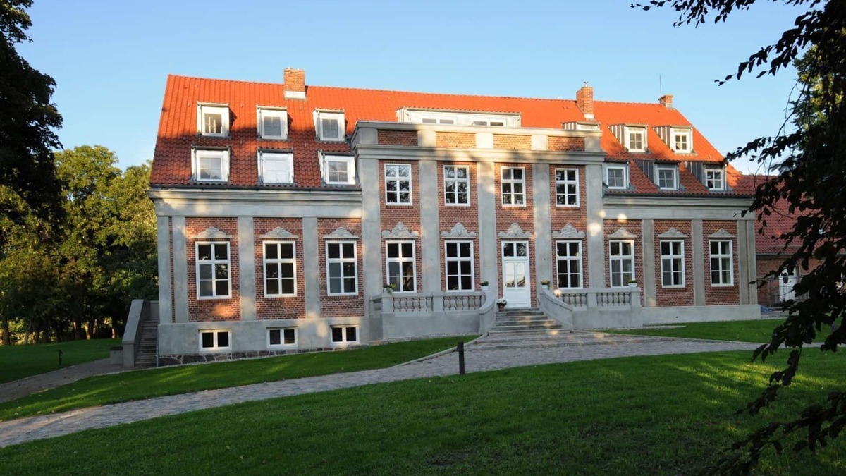 Garz/Rugen Apartment | Gutshaus Zicker, apartment no. 8 - fireplace, terrace, large garden