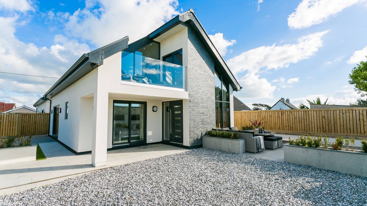 Rhosneigr Cottage | Gwel y Mor - sea views in Rhosneigr - sleeps six guests in three bedrooms