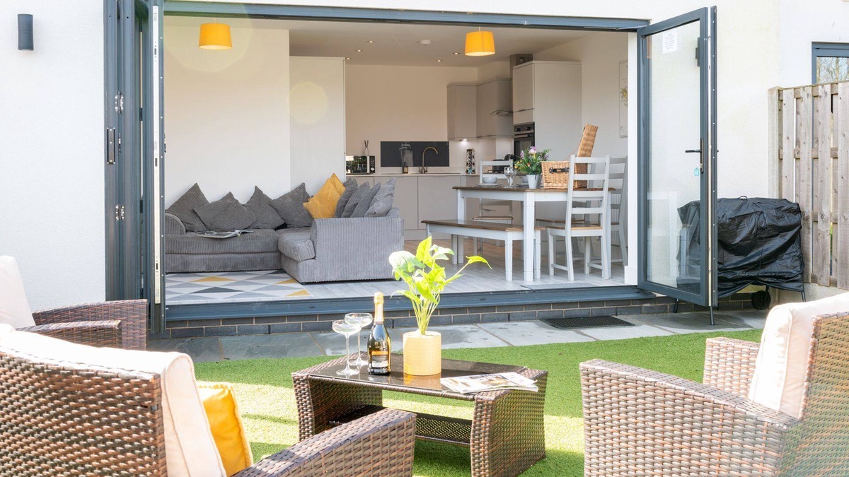 Llanfaelog House | Gwel y Mynydd : Modern 3‑Bed Home with Enclosed Garden in Llanfaelog | Managed by Anglesey Holiday L