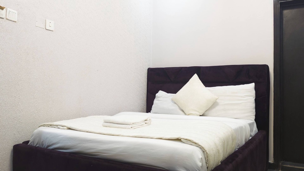 Somolu Hotel | Gypsum hotel in charming Lagos with AC