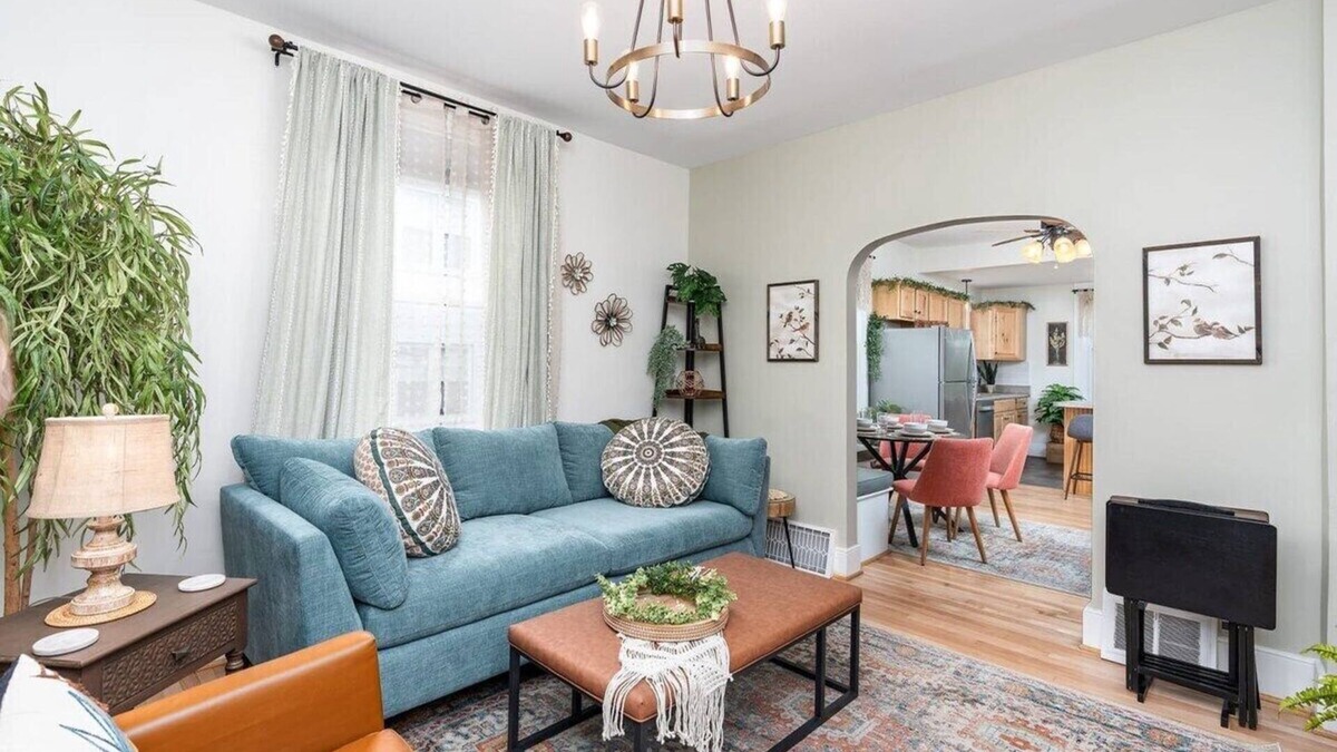 Staunton Apartment | Gypsy Haven: Walk Downtown + Sunroom