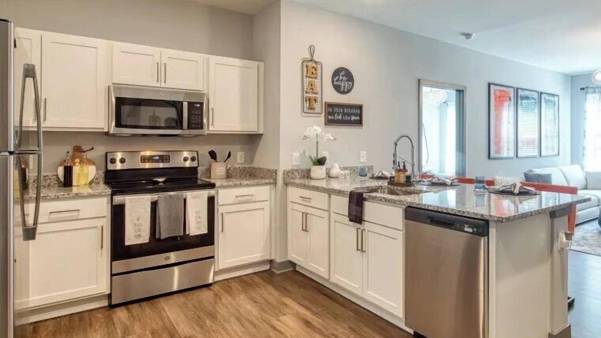 Coliseum Central Apartment | H4N Ellipse Urban | 1Bd Apartment Near Peninsula Town Center