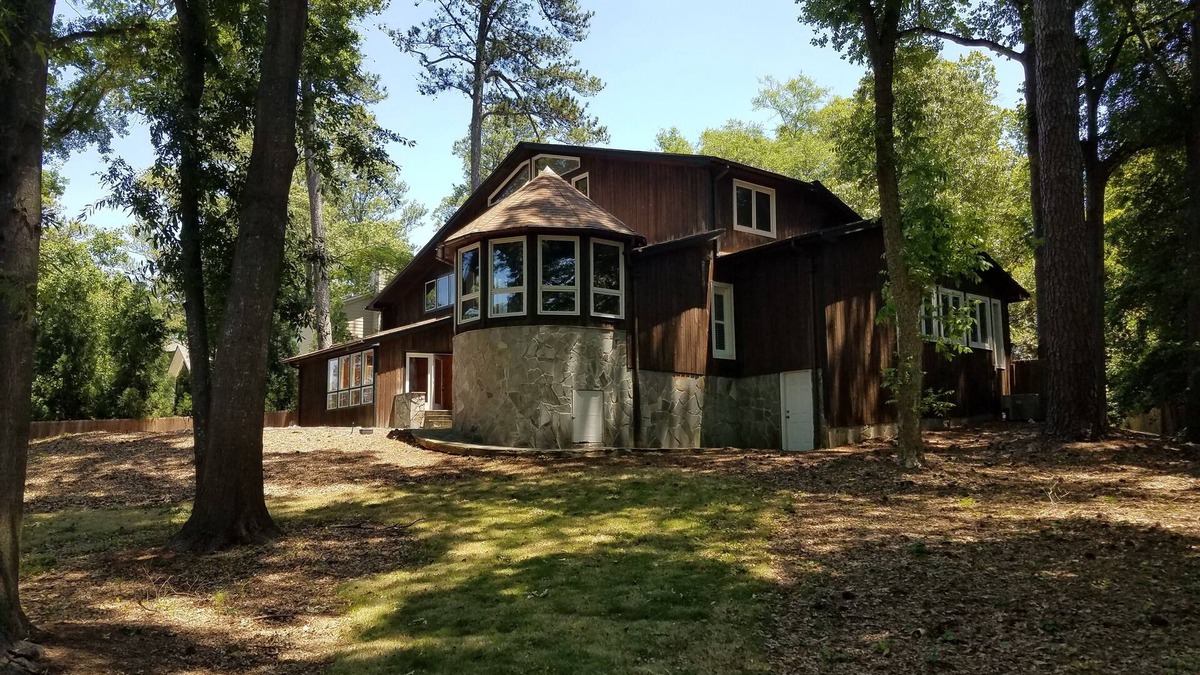 Tuxedo Park House | Habersham Manor: 6 Bedroom House w/Pool - Buckhead
