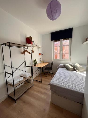 Iralabarri House | Habitación cerca del centro, baño y cocina compartida