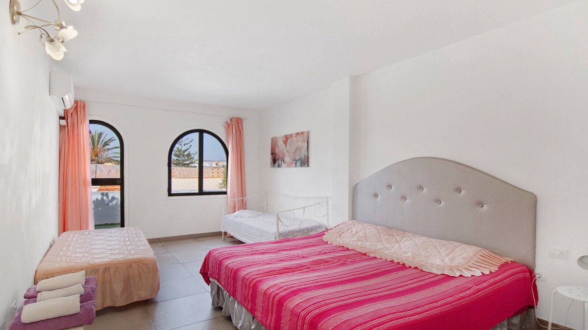 San Fernando Apartment | 'Habitación Rosa' with Mountain View, Wi-Fi and Air Conditioning