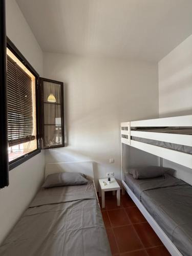Tocina House | Habitación Triple con baño compartido SEVILLA DELUXE LOS ROSALES