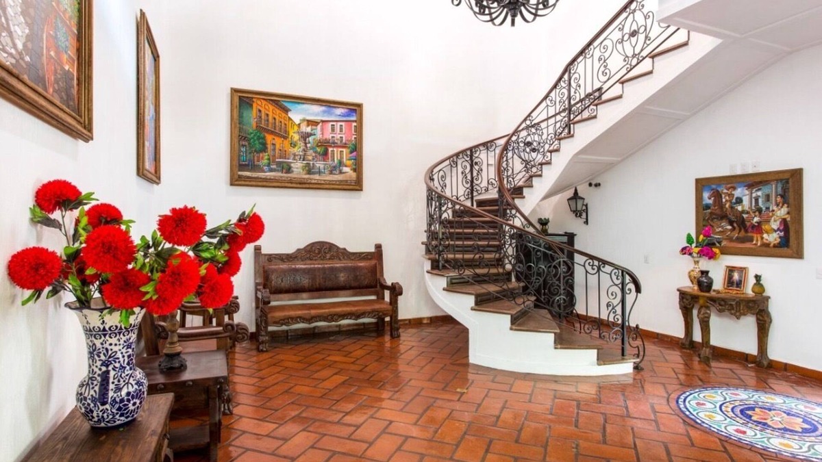 Ajijic Bed & Breakfast | Habitacion "La Bugambilias" in Casa Caroline Bella
