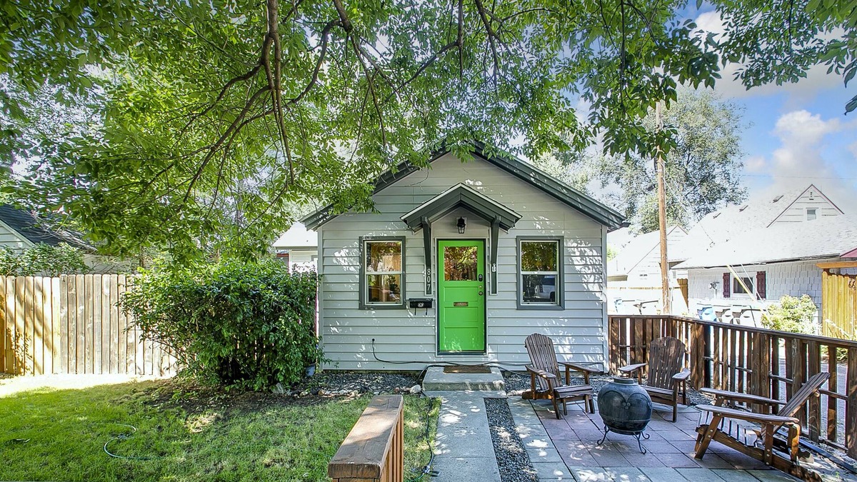 Veterans Park House | #HabitueHomes - The Craftsman's Cottage - Dog Friendly and perfectly located!