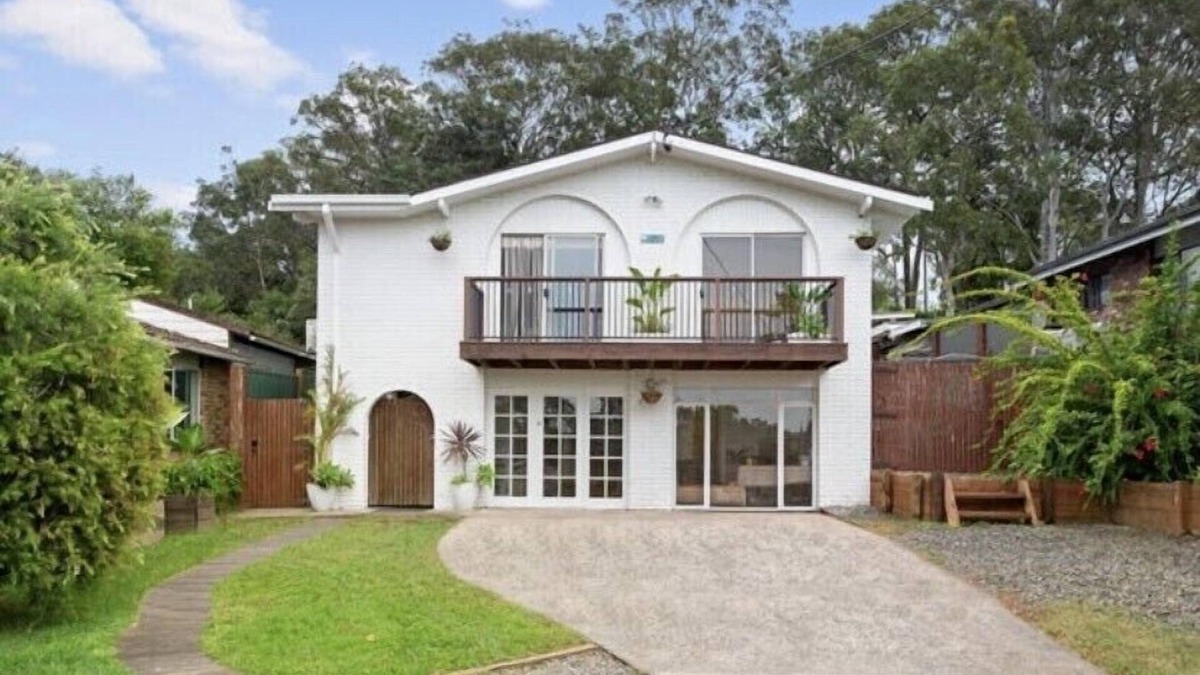 Wyongah House | HACIENDITA: Spacious and stylish home with huge entertaining backyard
