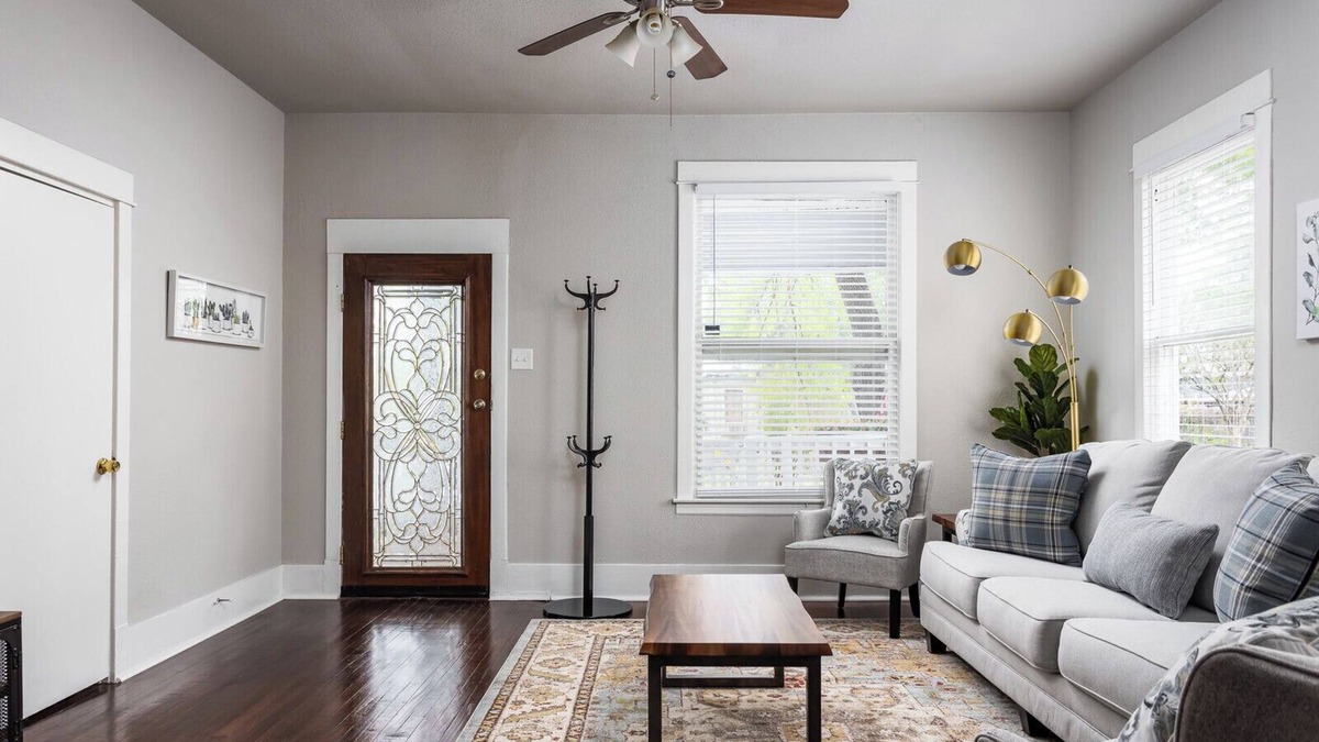 Government Hill House | Hackberry House - Pet Friendly! -Mins to Pearl, DnTwn, Riverwalk, Ft Sam Houston