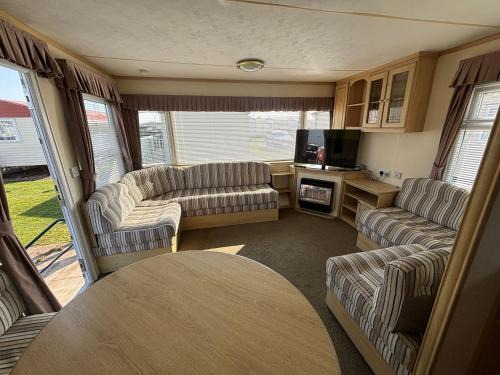Ingoldmells Apartment | Hadrians Field 120 - Coastfields - WiFi, pet friendly, bed linen - Meadow Lakes Caravan & Lodge Hire