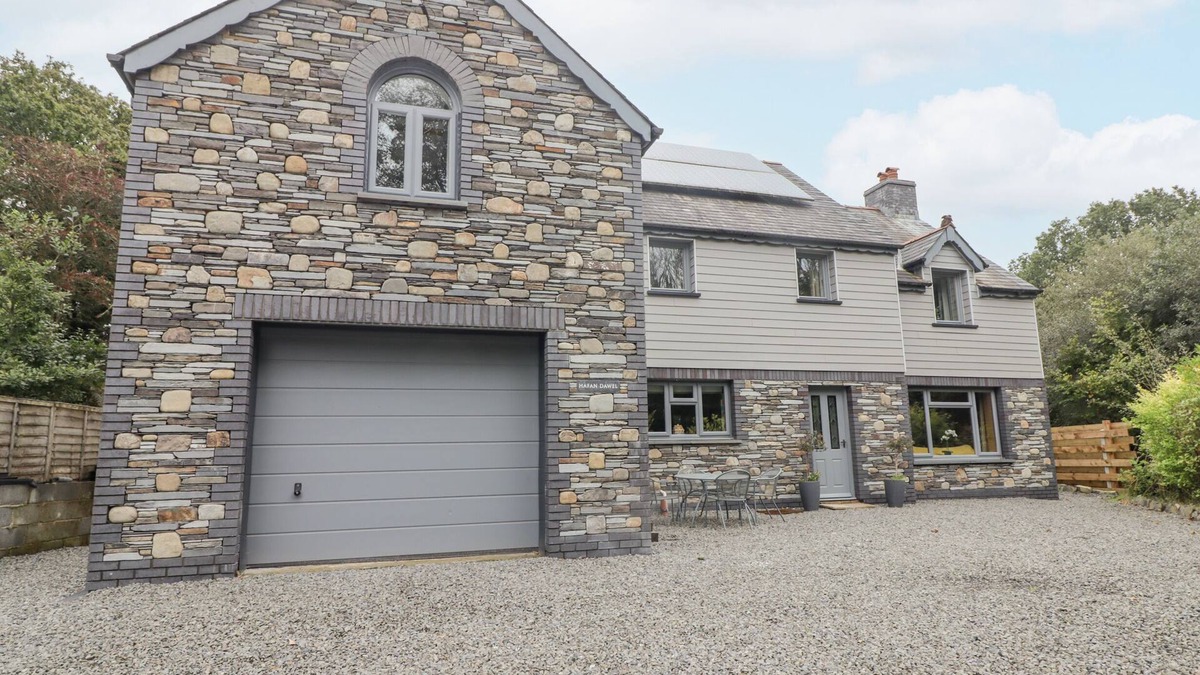 Clydey House | HAFAN DAWEL, pet friendly, with open fire in Newcastle Emlyn
