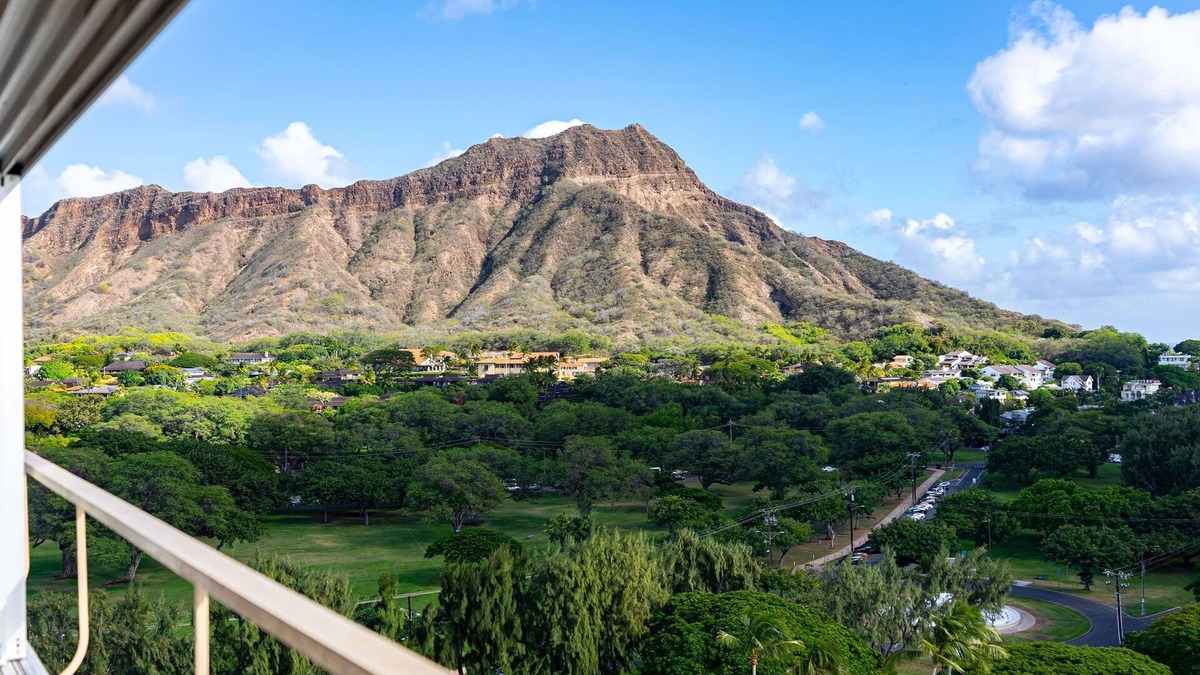 Honolulu Condo | Hale Kaimana Breeze by Gather: 3BR Oceanfront Escape w/Stunning Views