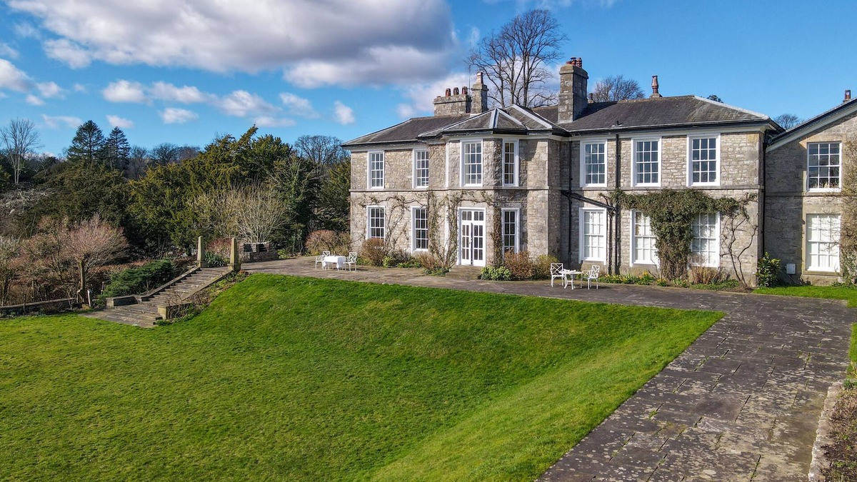 Witherslack House | Halecat House - Large Georgian House with Garden (Dog-friendly).
