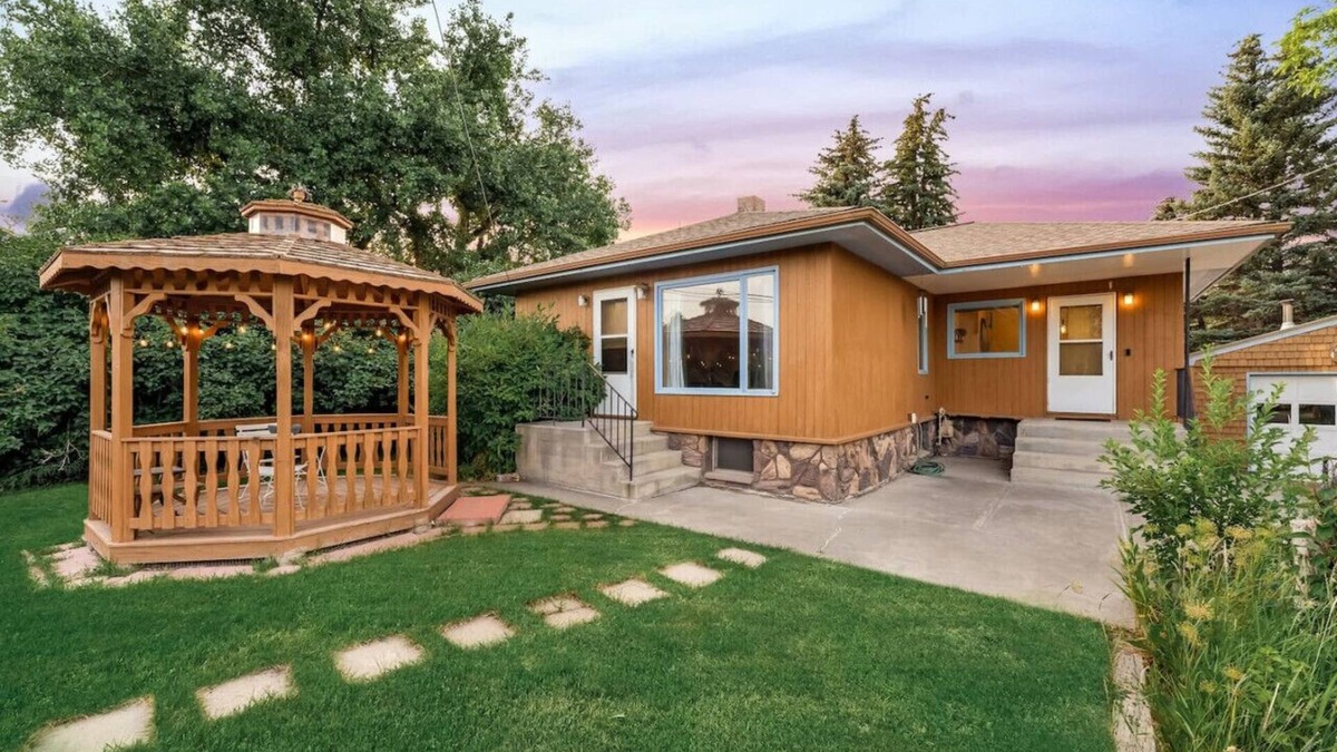Great Falls House | Half Acre/Fenced Yard | Near Airport | Fire Pit| Pets Allowed
