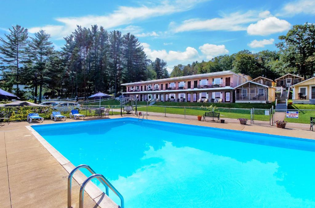 Weirs Beach Hotel | Half Moon Motel & Cottages