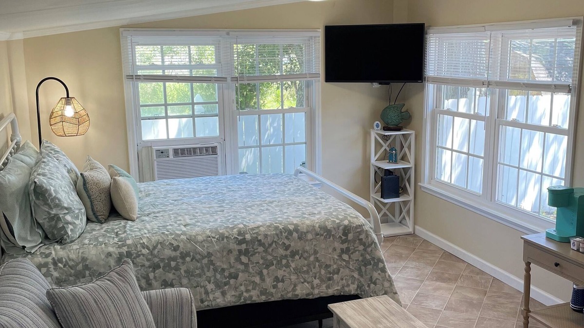 Holly Ridge Apartment | Half Shell Guest House - Dock - Free Kayaks - Surf City - Waterfront access