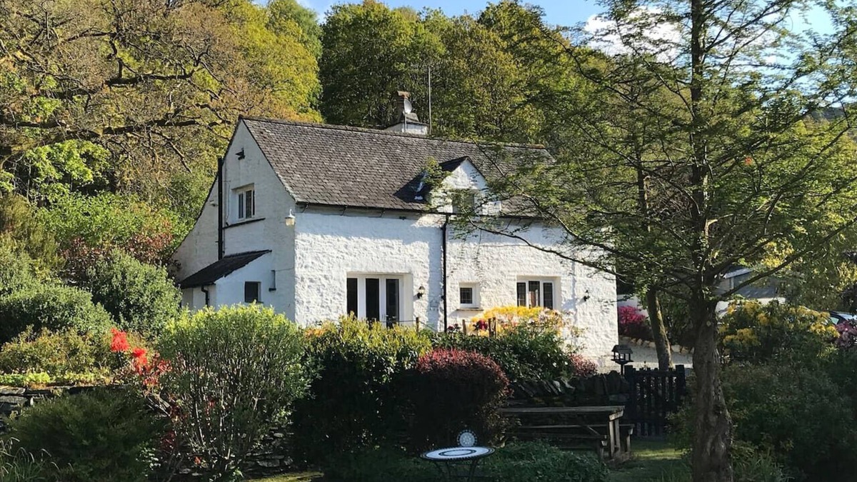 Ambleside House | Halfway House 17th Century Cottage by the River
