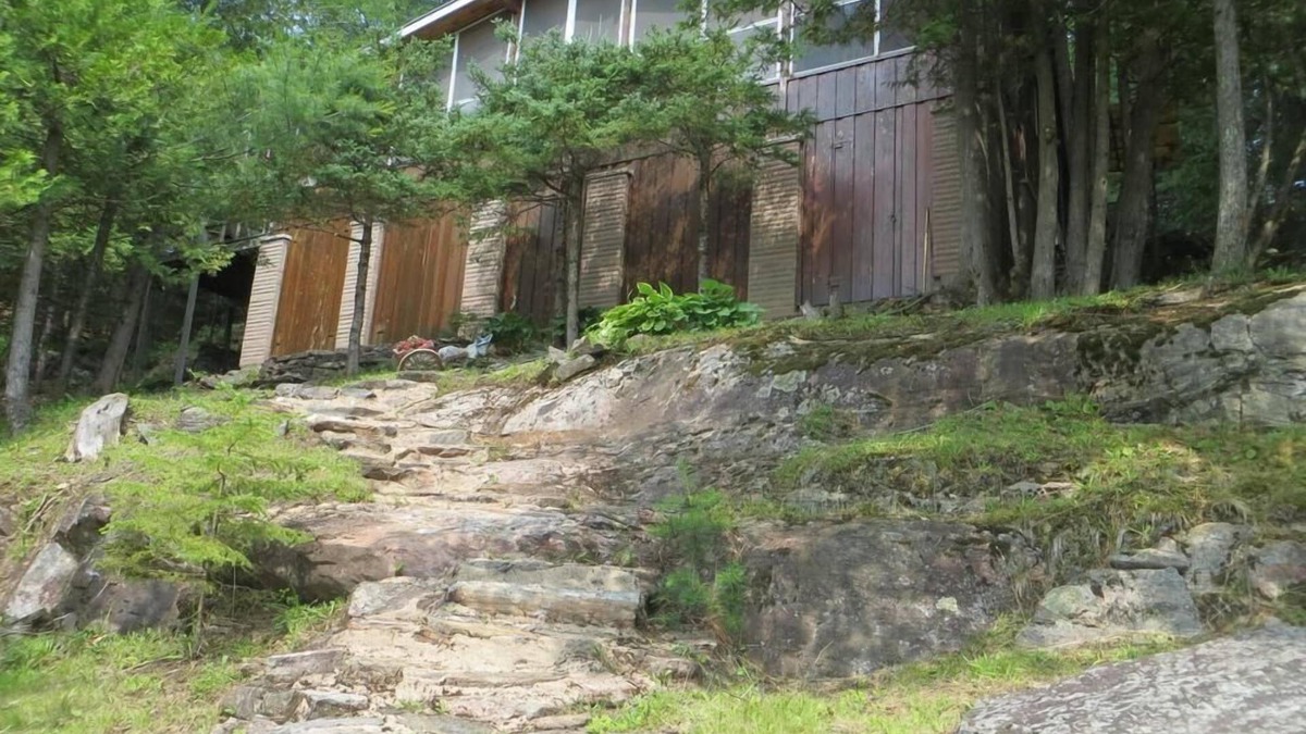 Minden Hills Cottage | Haliburton Lakefront Sleeps 8 + 7 Boats Included + 2 Swim Rafts & 2 King Beds