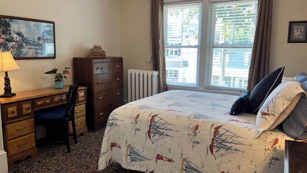 South End House | Halifax Downtown 1 QUEEN BEDROOM in Century Flat - 30 + Nights June/Aug 31