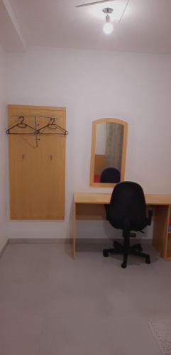 Paulusviertel Apartment | Halle, TOP -PREISE, große 79 qm SD FeWo, EG, wahlweise mit 1- 3 DZ, inklusiv TV Lounge, Küche, Bad WC Einfach und gut, Langzeitmieter VB Preise