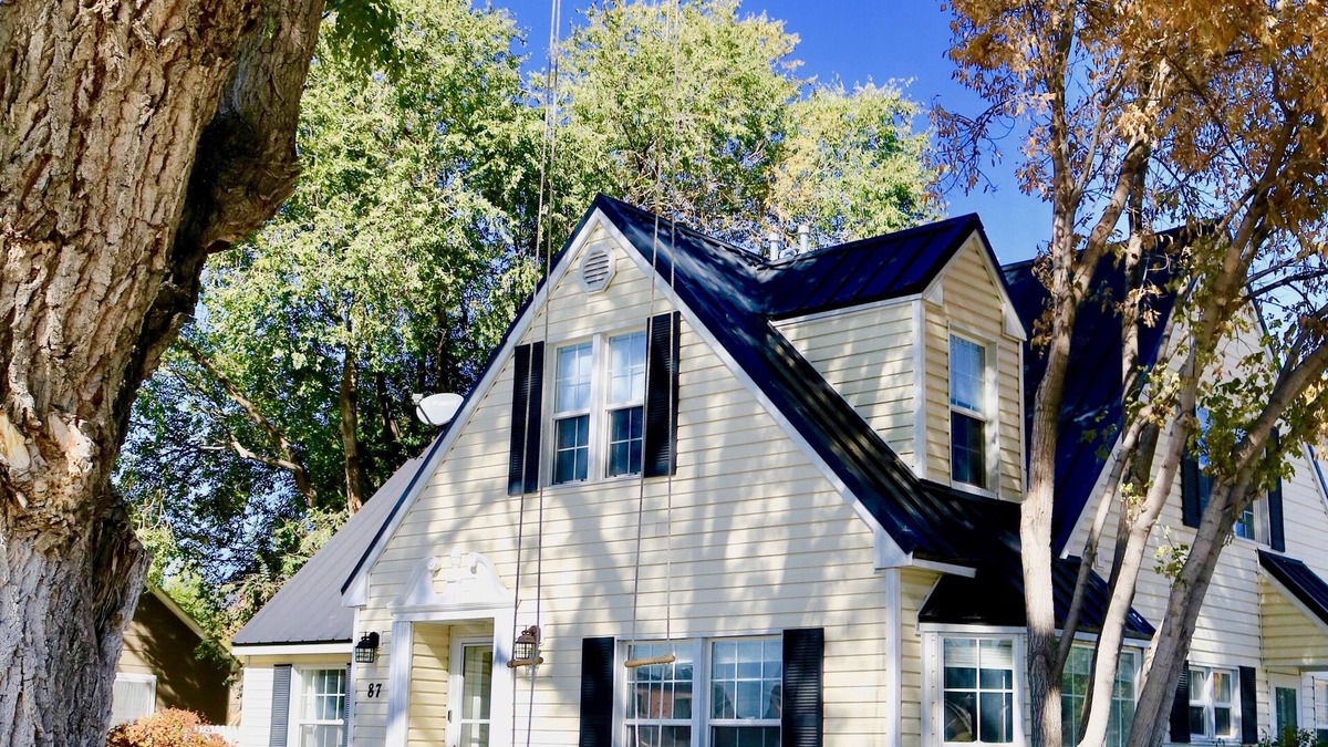Heber House | Hallmark Colonial! Charm and Quality throughout, Hot Tub, Decks, Sleeps 18