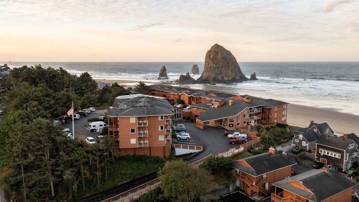 Downtown Cannon Beach Hotel | Hallmark Resort - Cannon Beach