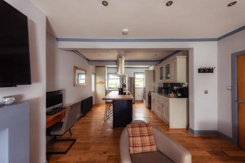 Achachork House | Hamara Luxury Portree Cottage with Hot Tub!