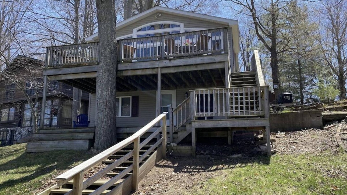 Ludington Cottage | Hamlin Lake- waterfront Cottage