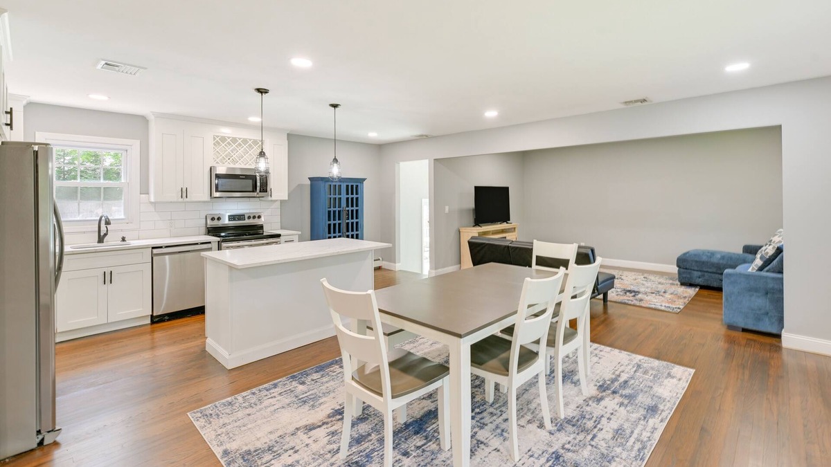 Hampton Bays House | Hampton Bays Retreat: Walk to Squires Beach!
