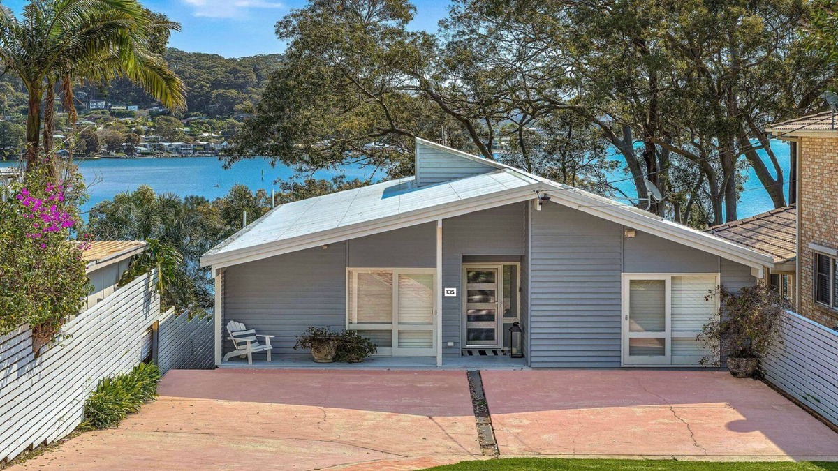 Pretty Beach House | Hampton Cottage by HolidayCo.