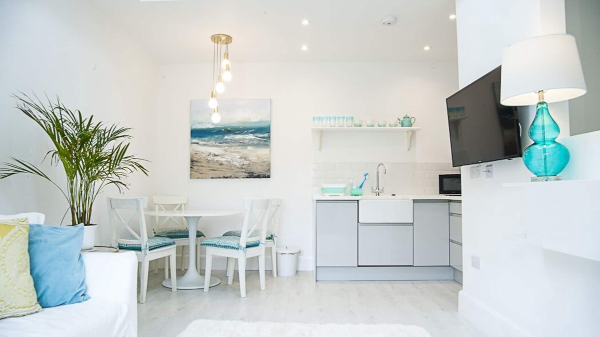 East Molesey Apartment | Hampton Court Lodge - Beautiful 2 storey apartment 10 mins walk from Palace