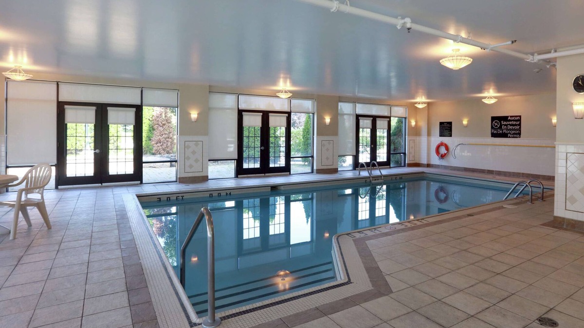 Laval Hotel | Hampton Inn & Suites by Hilton Laval