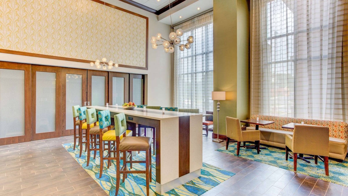 Manchester Hotel | Hampton Inn & Suites Manchester