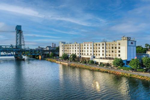 Harrison Hotel | Hampton Inn & Suites Newark-Harrison-Riverwalk