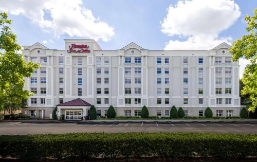 Southwest Raleigh Hotel | Hampton Inn & Suites Raleigh Cary Lenovo Center